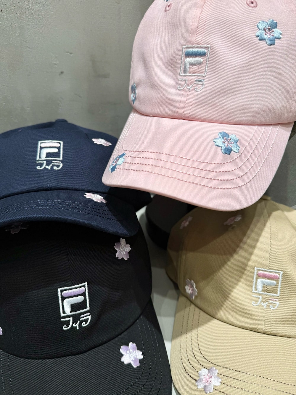 ホワイト系のTシャツ/カットソー、グレー系のデニムパンツ、ホワイト系のスニーカーを着用したレディースの春コーディネートの8枚目の写真