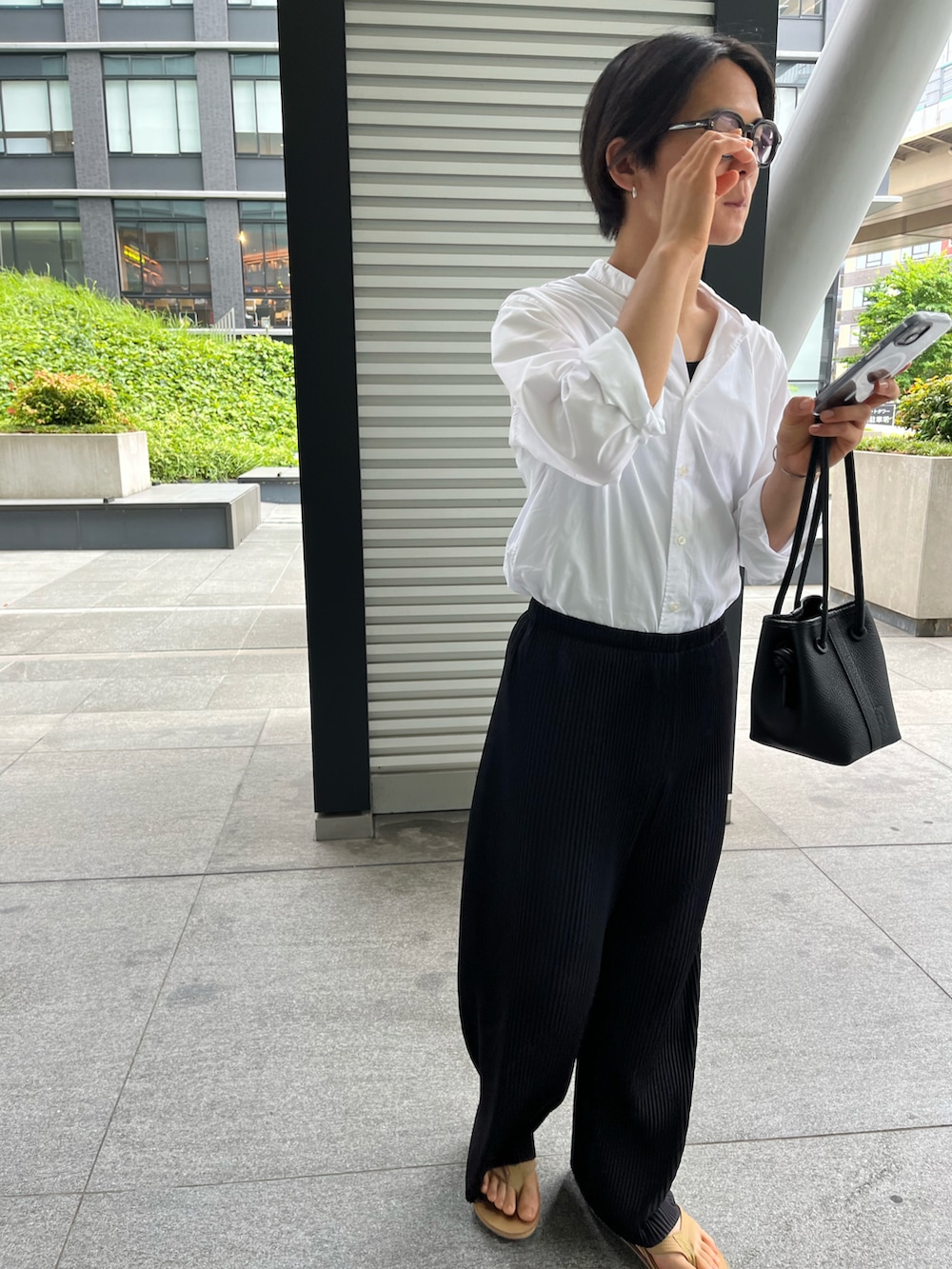 ブラック系のその他パンツ、ホワイト系のシャツ/ブラウス、ブラック系のバッグを着用したメンズの夏コーディネートの2枚目の写真