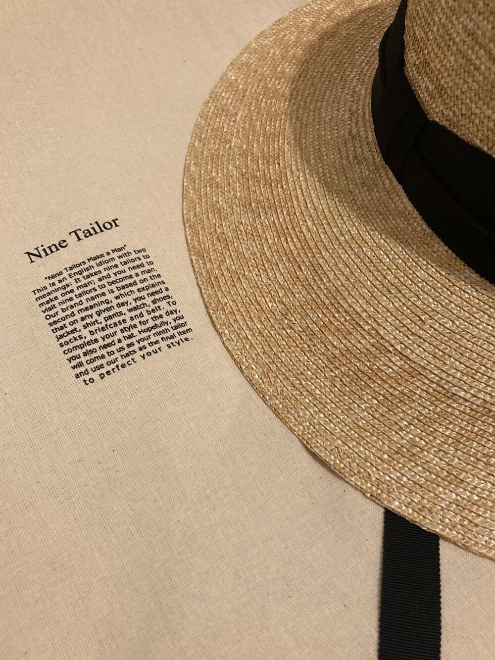 ベージュ系のハットを着用したメンズの夏コーディネートの2枚目の写真