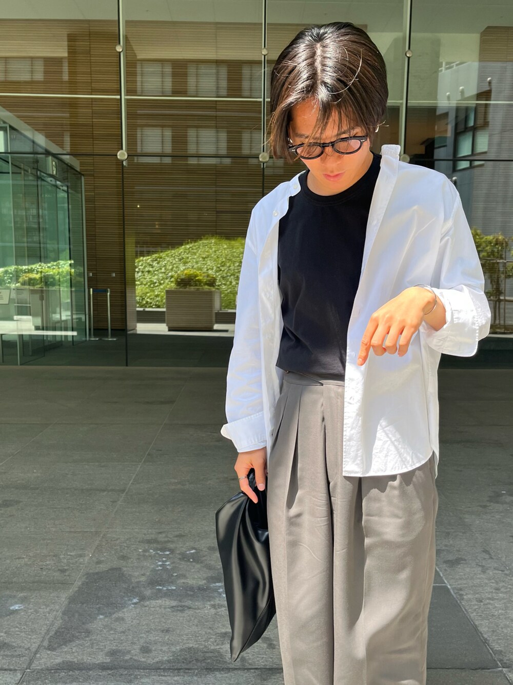 グレー系のスニーカー、グレー系のスラックスを着用したメンズの夏コーディネートの2枚目の写真