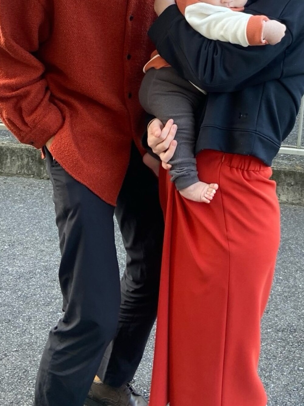 オレンジ系のその他ベビーウェア、グレー系のその他ベビーウェアを着用したキッズの秋コーディネートの2枚目の写真