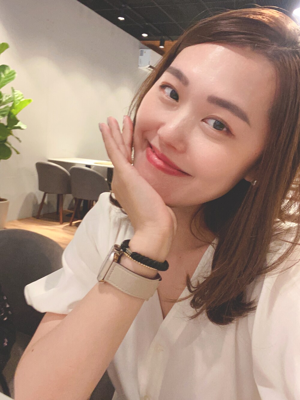 ホワイト系のシャツ/ブラウスを着用したレディースの夏コーディネートの3枚目の写真