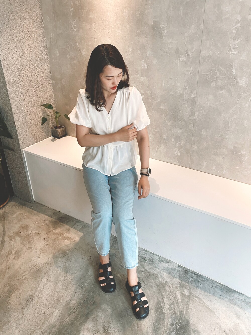 ホワイト系のシャツ/ブラウスを着用したレディースの夏コーディネートの2枚目の写真