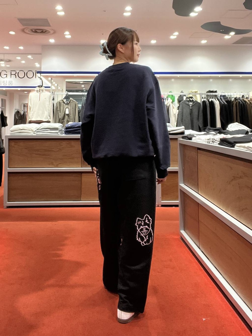 ブルー系のスウェット、ブラック系のスウェットパンツを着用したレディースの秋コーディネートの2枚目の写真