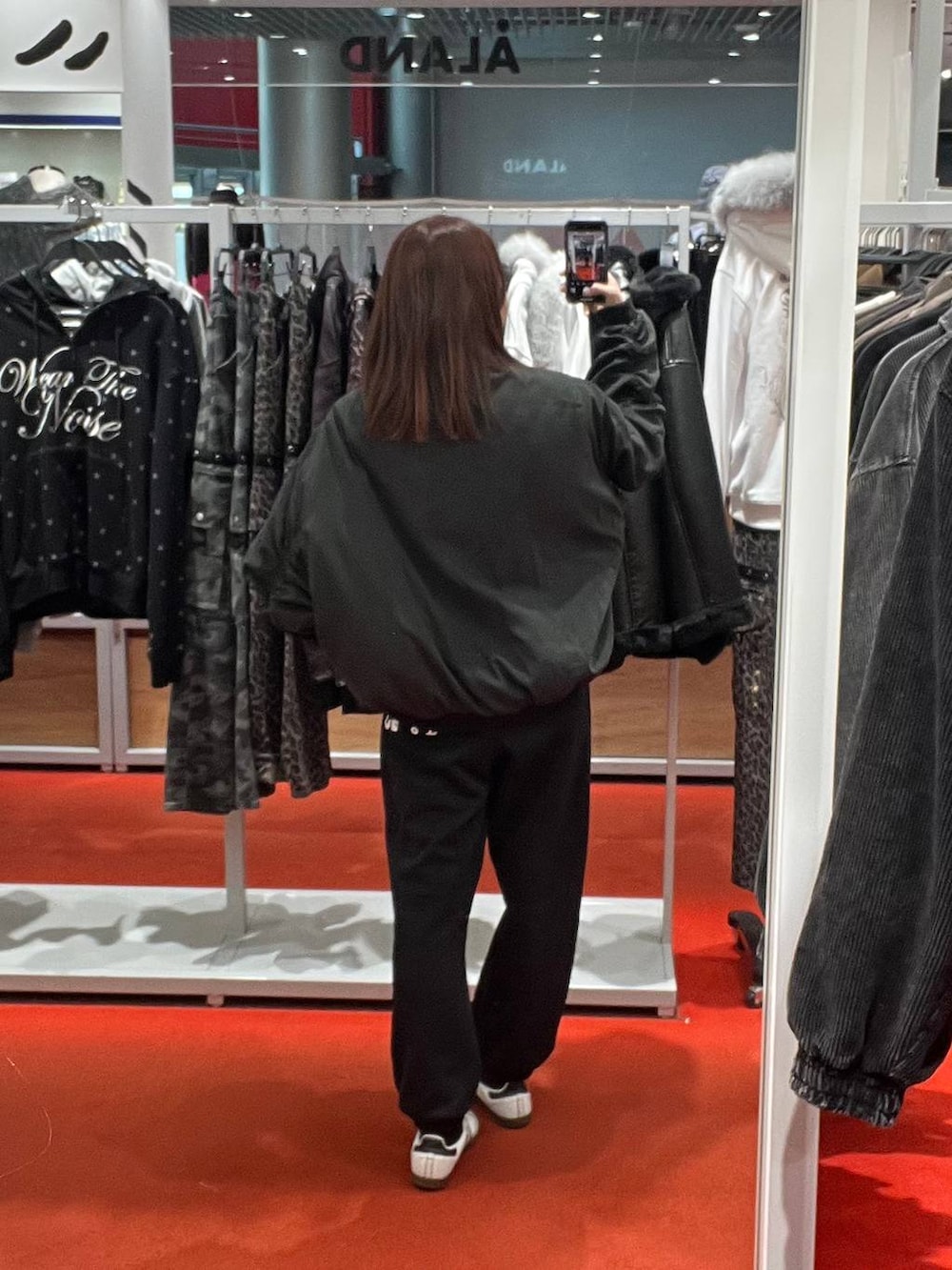 ブラック系のその他パンツ、ブラック系のMA-1を着用したレディースの秋コーディネートの3枚目の写真