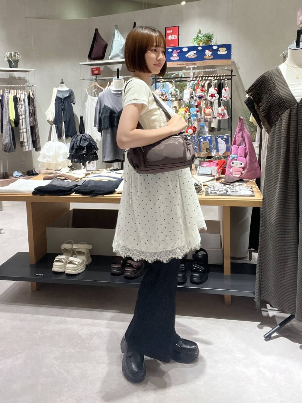 ブラック系のローファー、ブラック系のその他パンツ、ホワイト系のワンピースを着用したレディースの夏コーディネートの2枚目の写真