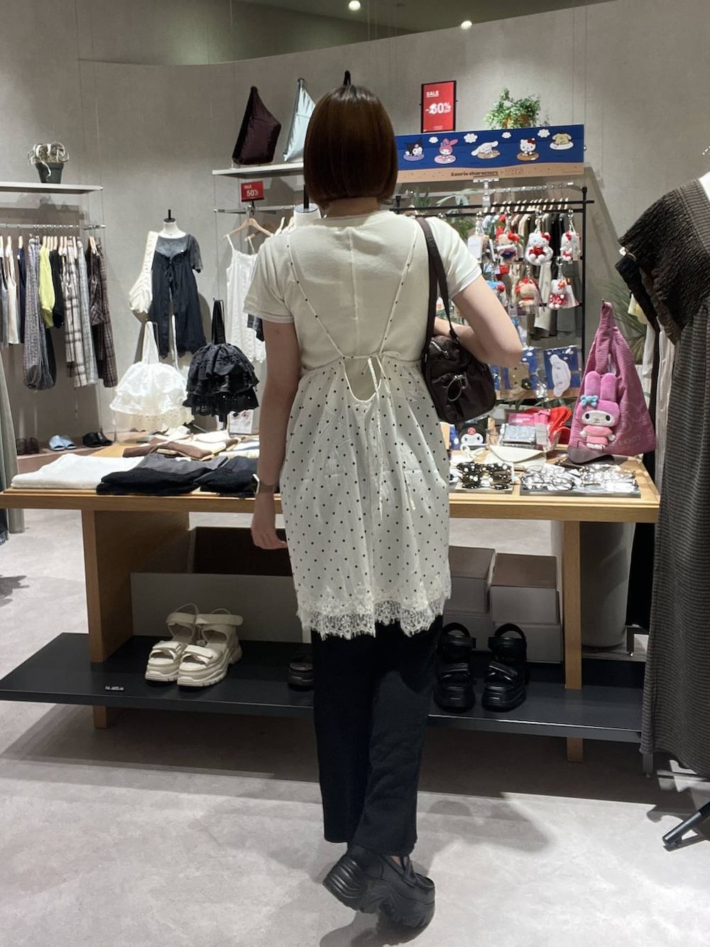 ブラック系のローファー、ブラック系のその他パンツ、ホワイト系のワンピースを着用したレディースの夏コーディネートの3枚目の写真