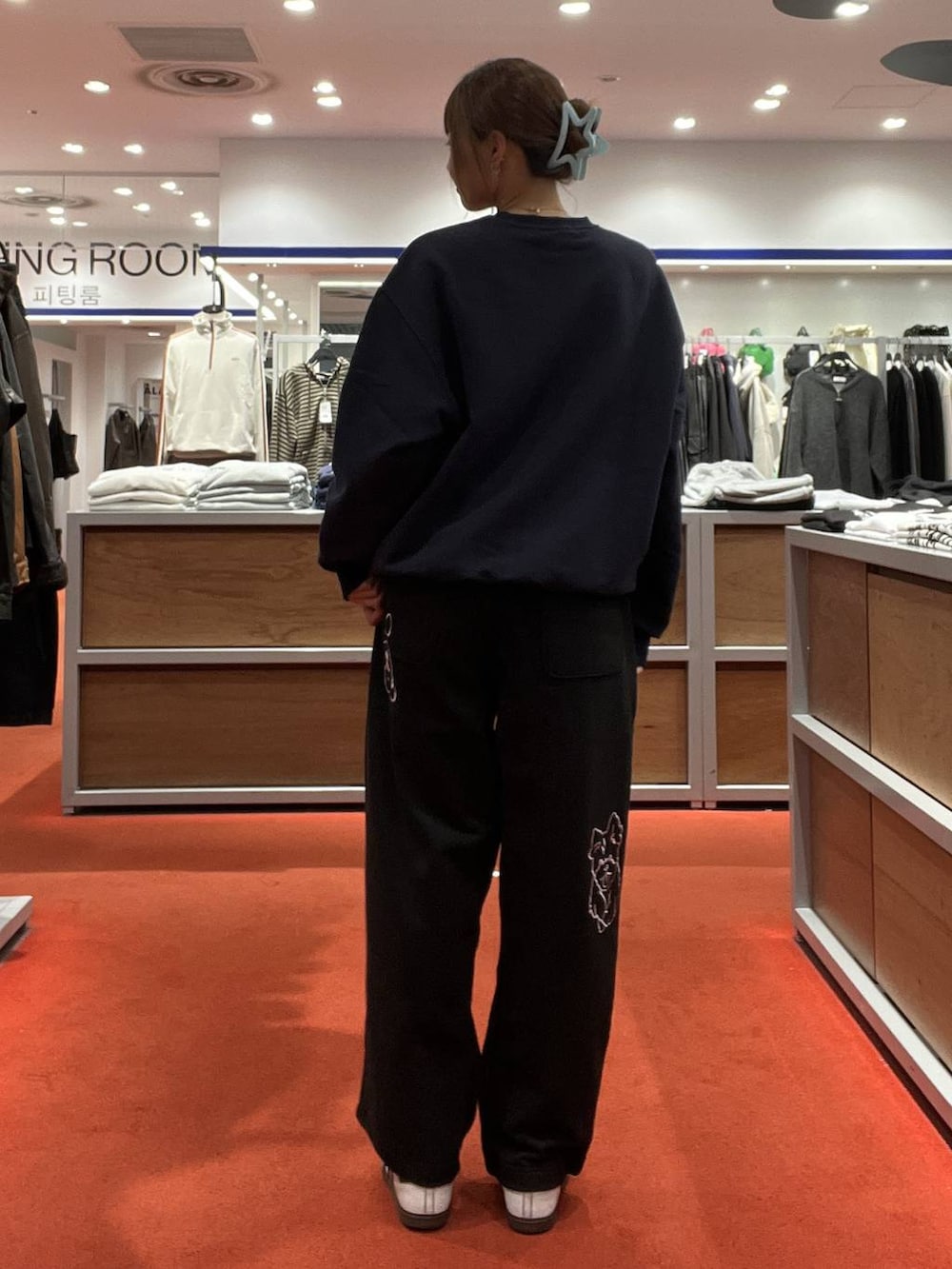 ブルー系のスウェット、ブラック系のスウェットパンツを着用したレディースの秋コーディネートの3枚目の写真