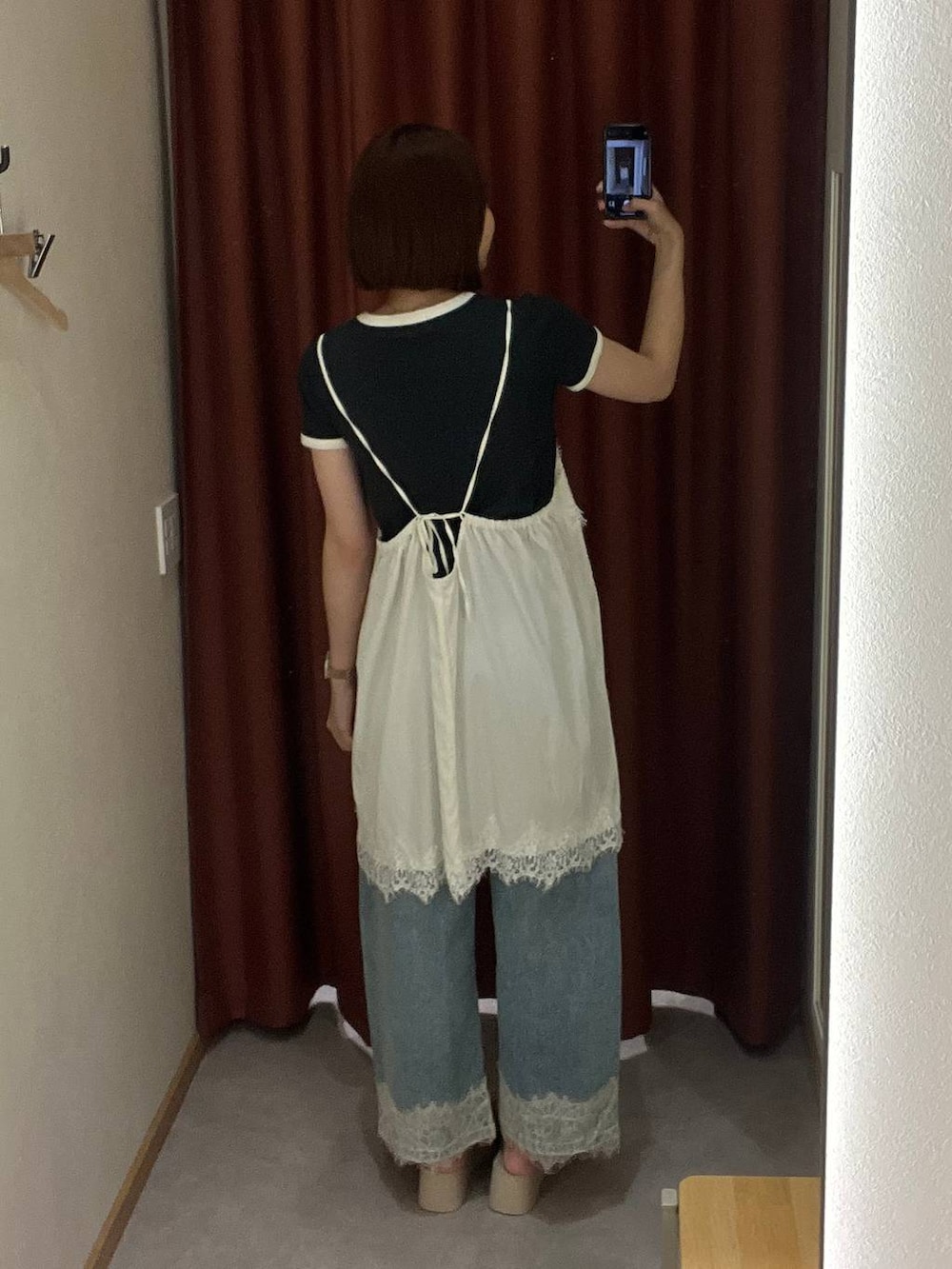ブルー系のデニムパンツ、ホワイト系のサンダル、グレー系のTシャツ/カットソーを着用したレディースの春コーディネートの2枚目の写真