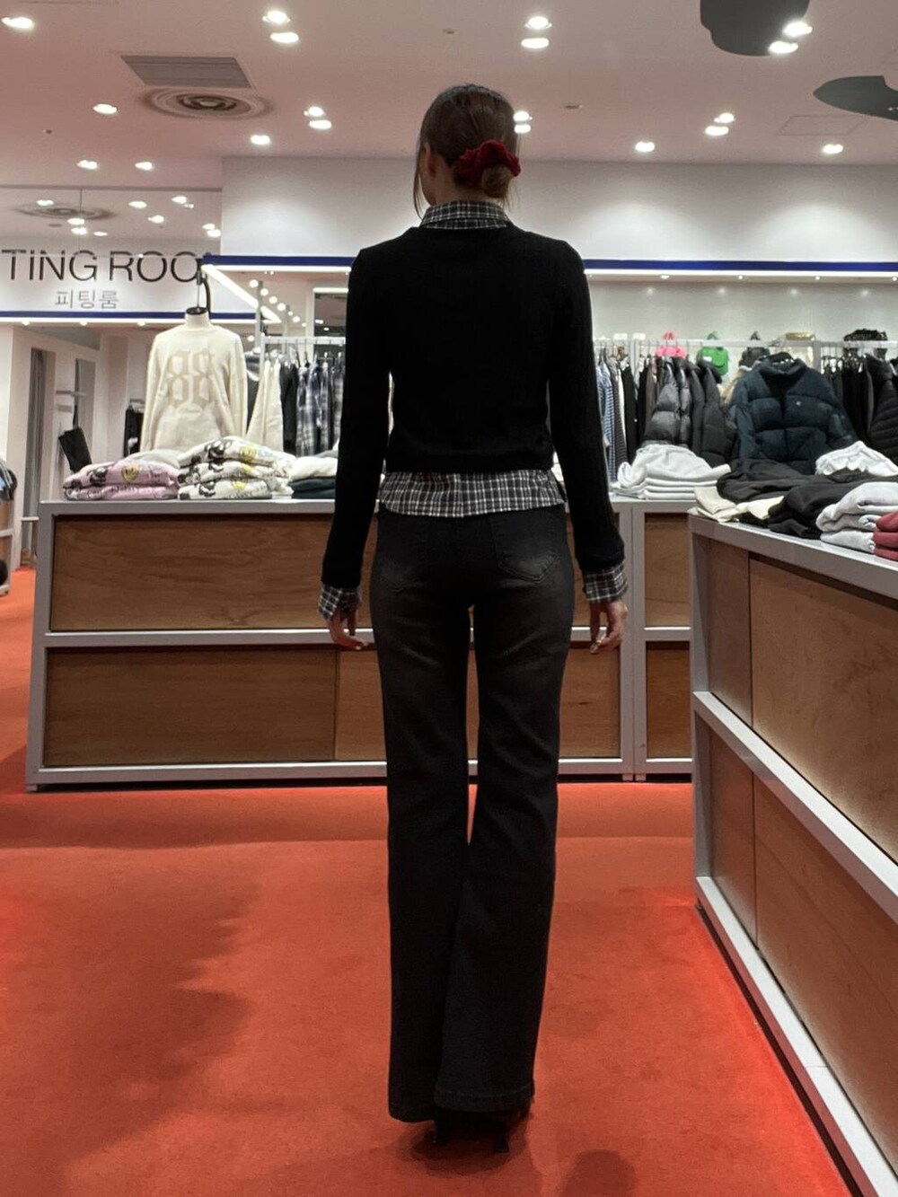 ブラック系のスウェット、ブラウン系のローファー、ブラック系のデニムパンツを着用したレディースの秋コーディネートの3枚目の写真
