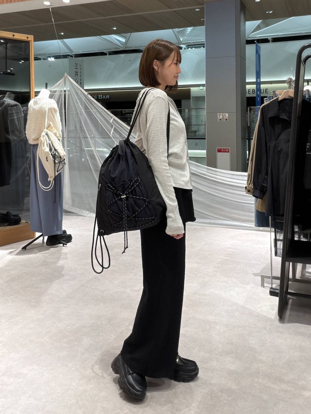 ブラック系のスウェットパンツ、グレー系のカーディガン/ボレロ、シルバー系のタンクトップを着用したレディースの秋コーディネートの2枚目の写真
