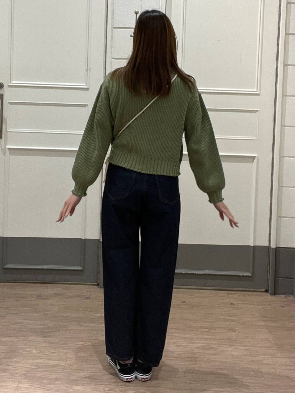 ホワイト系のショルダーバッグ、ホワイト系のTシャツ/カットソー、ブルー系のデニムパンツを着用したレディースの春コーディネートの3枚目の写真