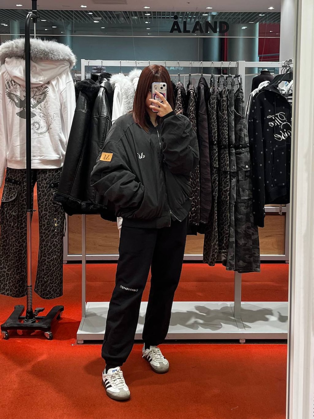 ブラック系のその他パンツ、ブラック系のMA-1を着用したレディースの秋コーディネートの2枚目の写真