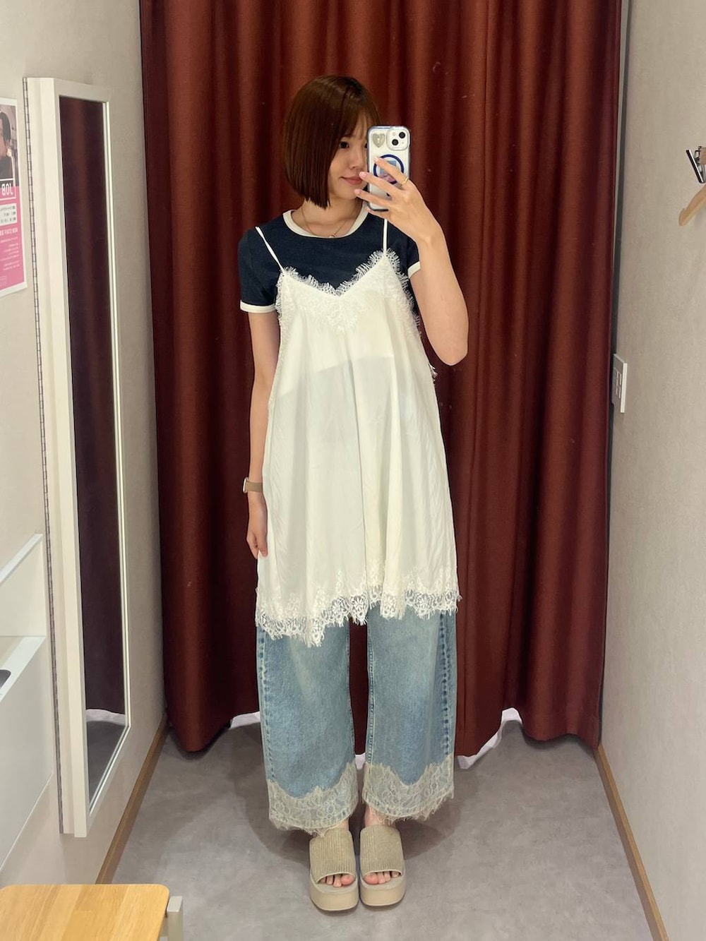 ブルー系のデニムパンツ、ホワイト系のサンダル、グレー系のTシャツ/カットソーを着用したレディースの春コーディネートの3枚目の写真