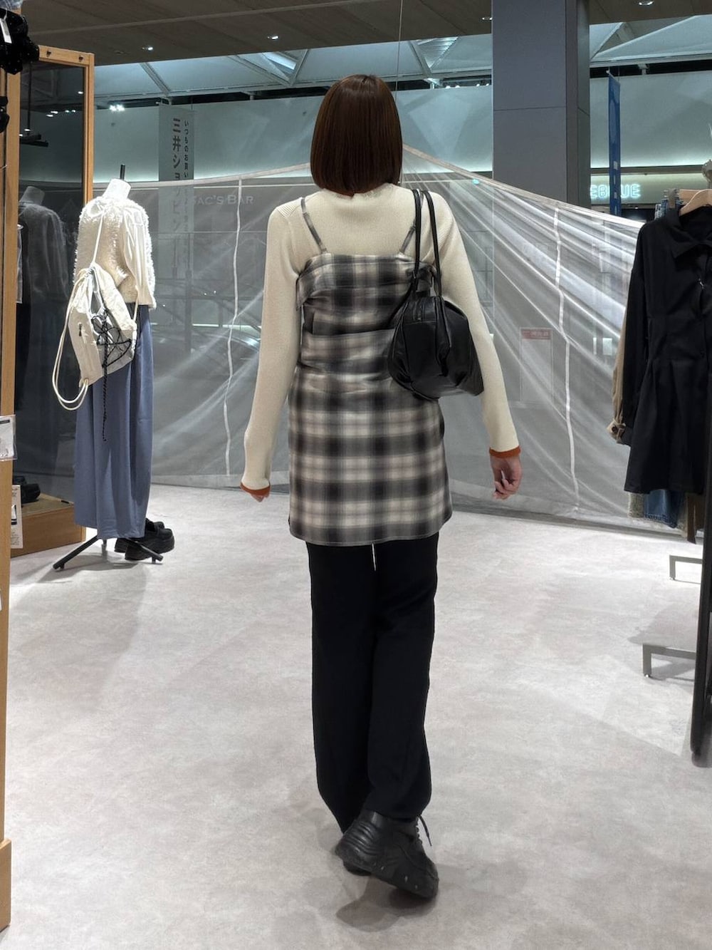 ブラック系のボストンバッグ、ブラック系のその他パンツ、グレー系のシャツ/ブラウスを着用したレディースの秋コーディネートの3枚目の写真