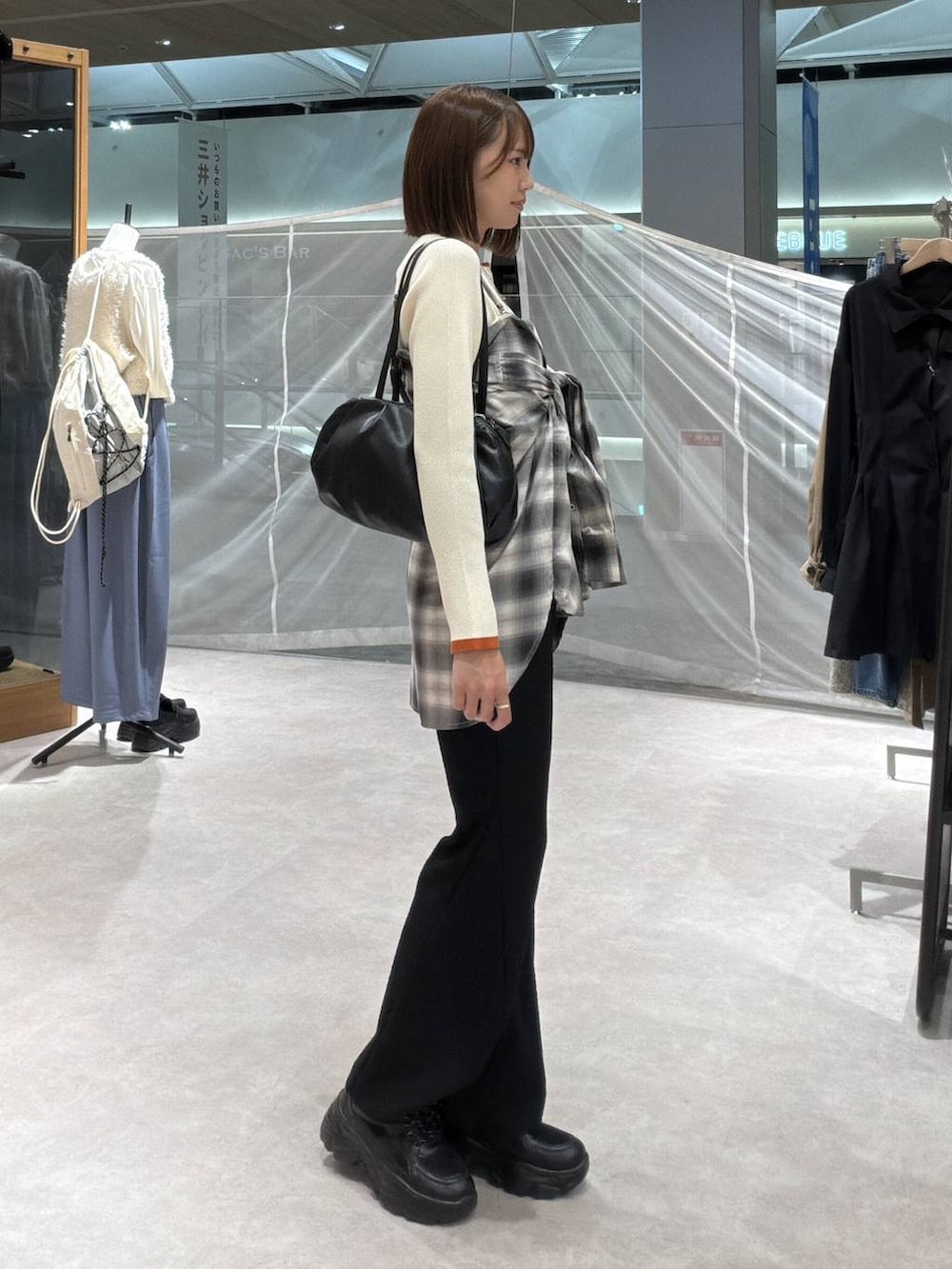 ブラック系のボストンバッグ、ブラック系のその他パンツ、グレー系のシャツ/ブラウスを着用したレディースの秋コーディネートの2枚目の写真