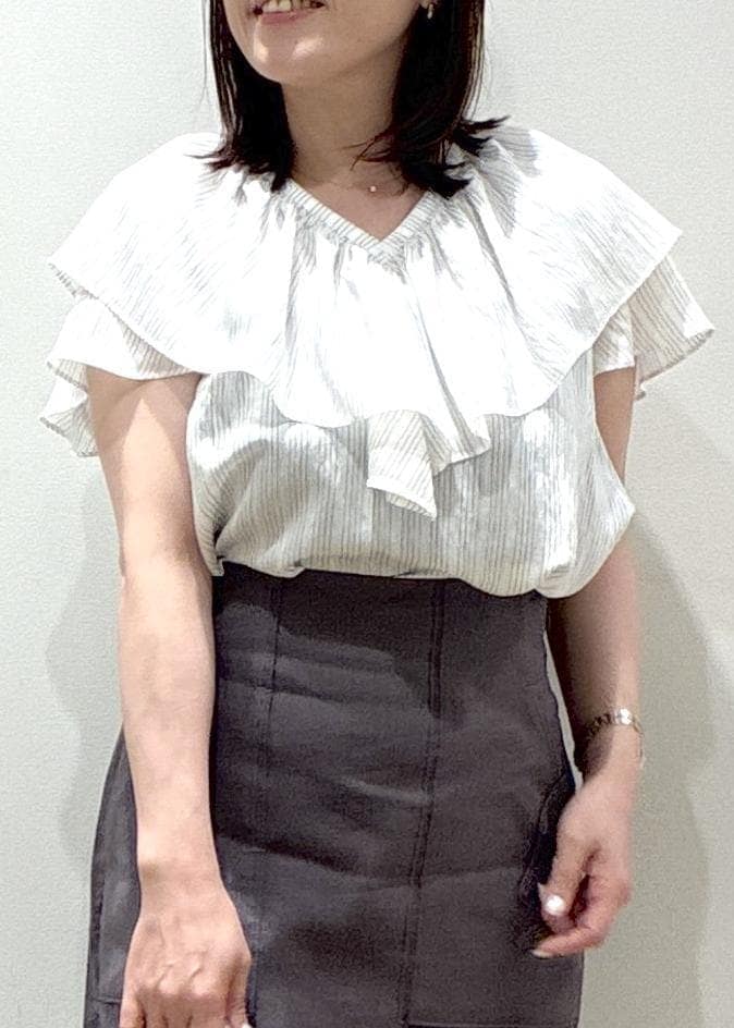 ブラック系のパンプス、グレー系のスカート、ホワイト系のシャツ/ブラウスを着用したレディースの夏コーディネートの8枚目の写真