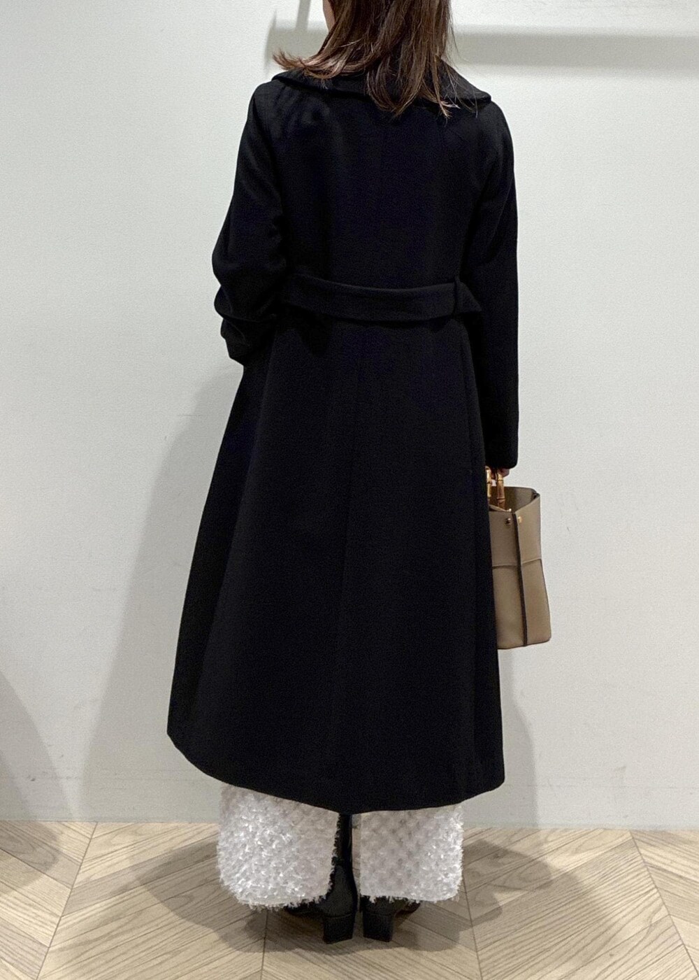 ブラック系のブーツ、シルバー系のスカート、ブラウン系のニット/セーターを着用したレディースの冬コーディネートの6枚目の写真