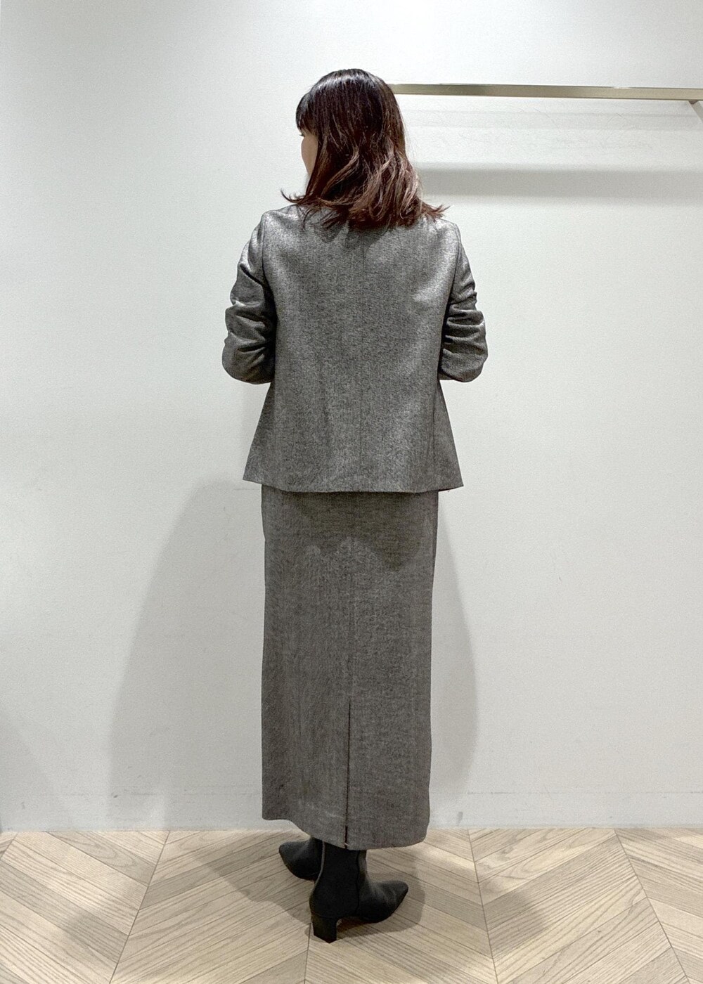 ブラック系のブーツ、ブラック系のスカート、ブラック系のニット/セーターを着用したレディースの秋コーディネートの5枚目の写真