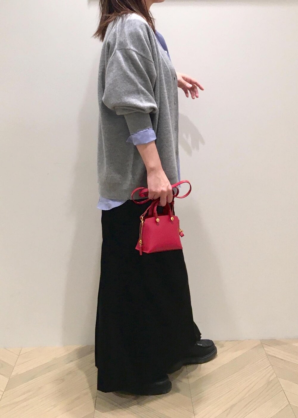 ブラック系のスカート、ブルー系のシャツ/ブラウス、グレー系のカーディガン/ボレロを着用したレディースの秋コーディネートの4枚目の写真