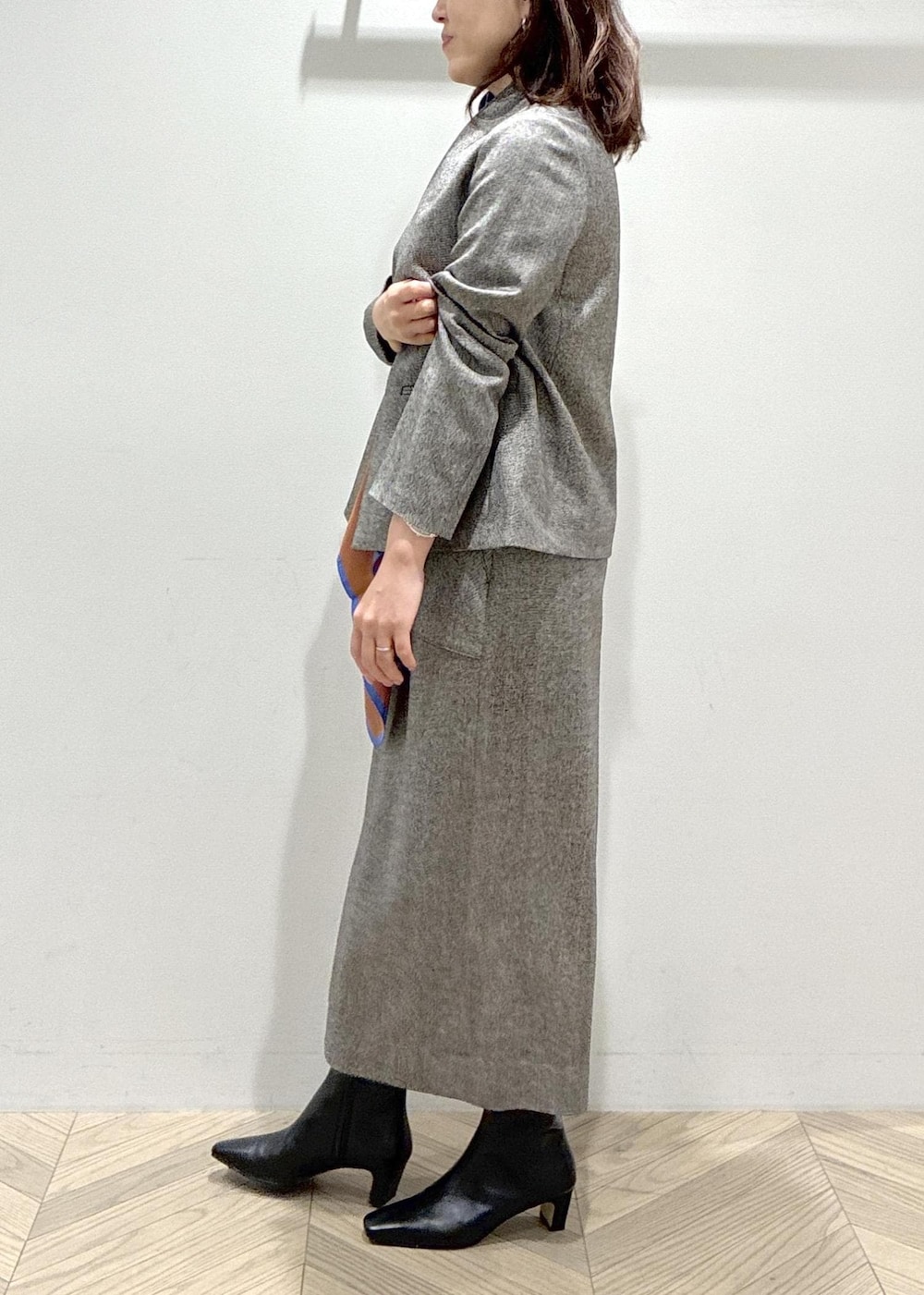 ブラック系のブーツ、ブラック系のスカート、ブラック系のニット/セーターを着用したレディースの秋コーディネートの4枚目の写真