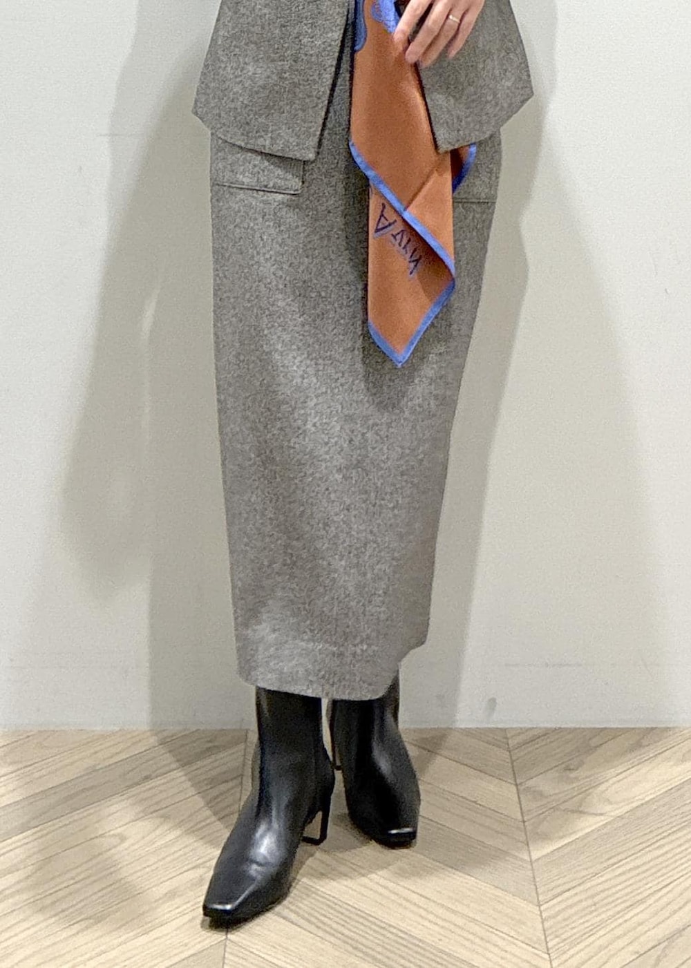 ブラック系のブーツ、ブラック系のスカート、ブラック系のニット/セーターを着用したレディースの秋コーディネートの7枚目の写真