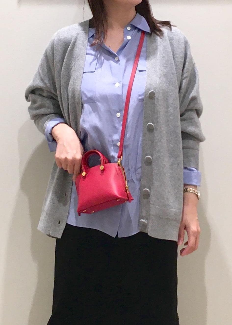 ブラック系のスカート、ブルー系のシャツ/ブラウス、グレー系のカーディガン/ボレロを着用したレディースの秋コーディネートの6枚目の写真