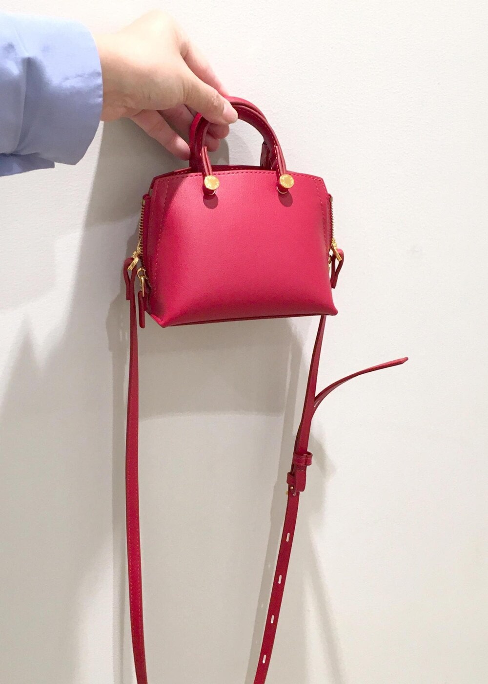 ブラック系のスカート、ブルー系のシャツ/ブラウス、グレー系のカーディガン/ボレロを着用したレディースの秋コーディネートの8枚目の写真