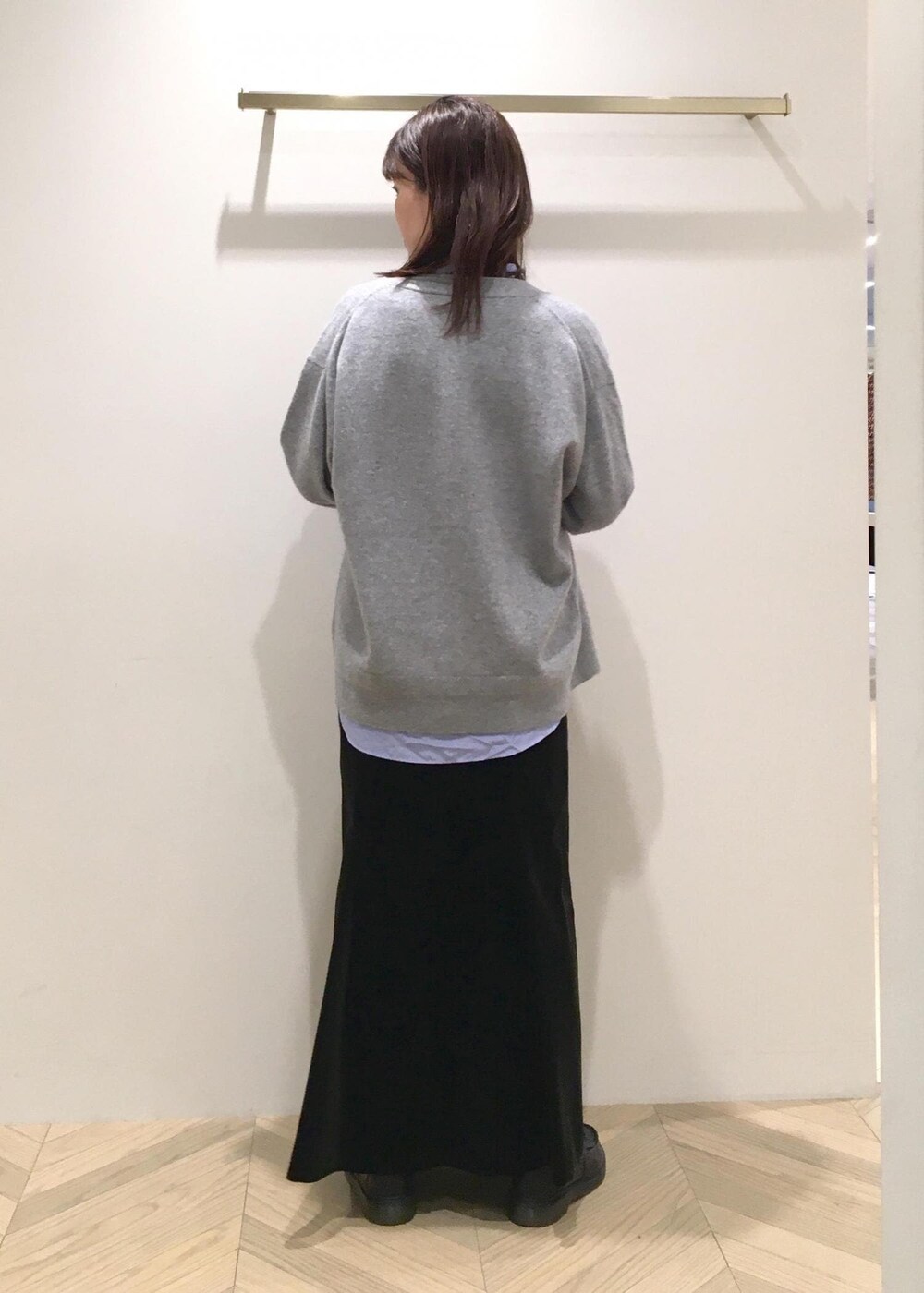 ブラック系のスカート、ブルー系のシャツ/ブラウス、グレー系のカーディガン/ボレロを着用したレディースの秋コーディネートの5枚目の写真