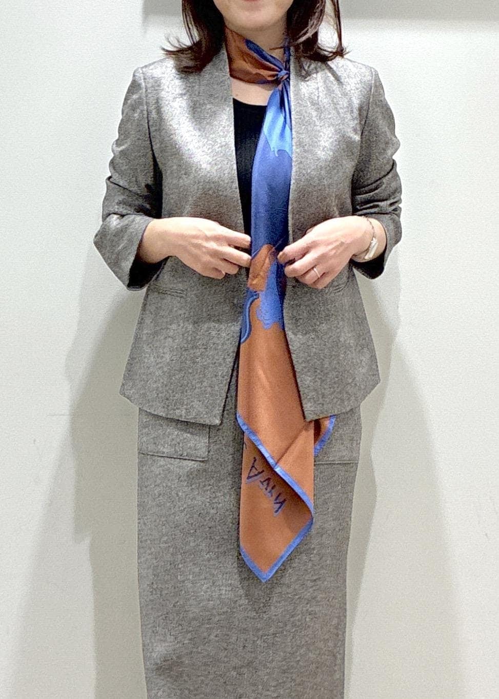 ブラック系のブーツ、ブラック系のスカート、ブラック系のニット/セーターを着用したレディースの秋コーディネートの6枚目の写真