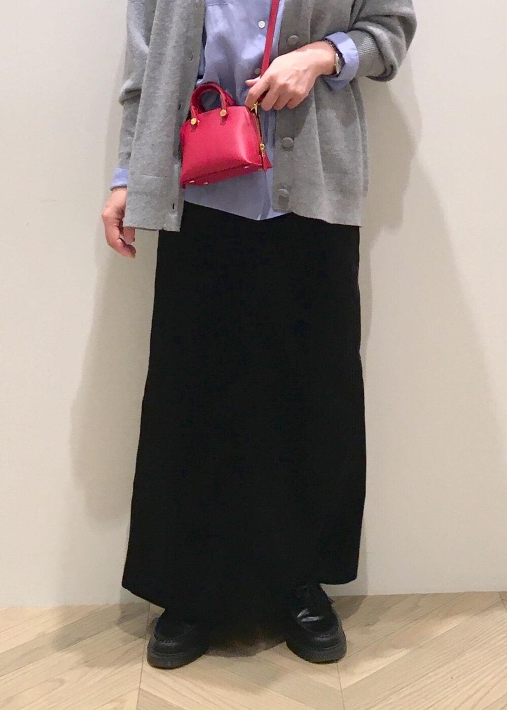 ブラック系のスカート、ブルー系のシャツ/ブラウス、グレー系のカーディガン/ボレロを着用したレディースの秋コーディネートの7枚目の写真