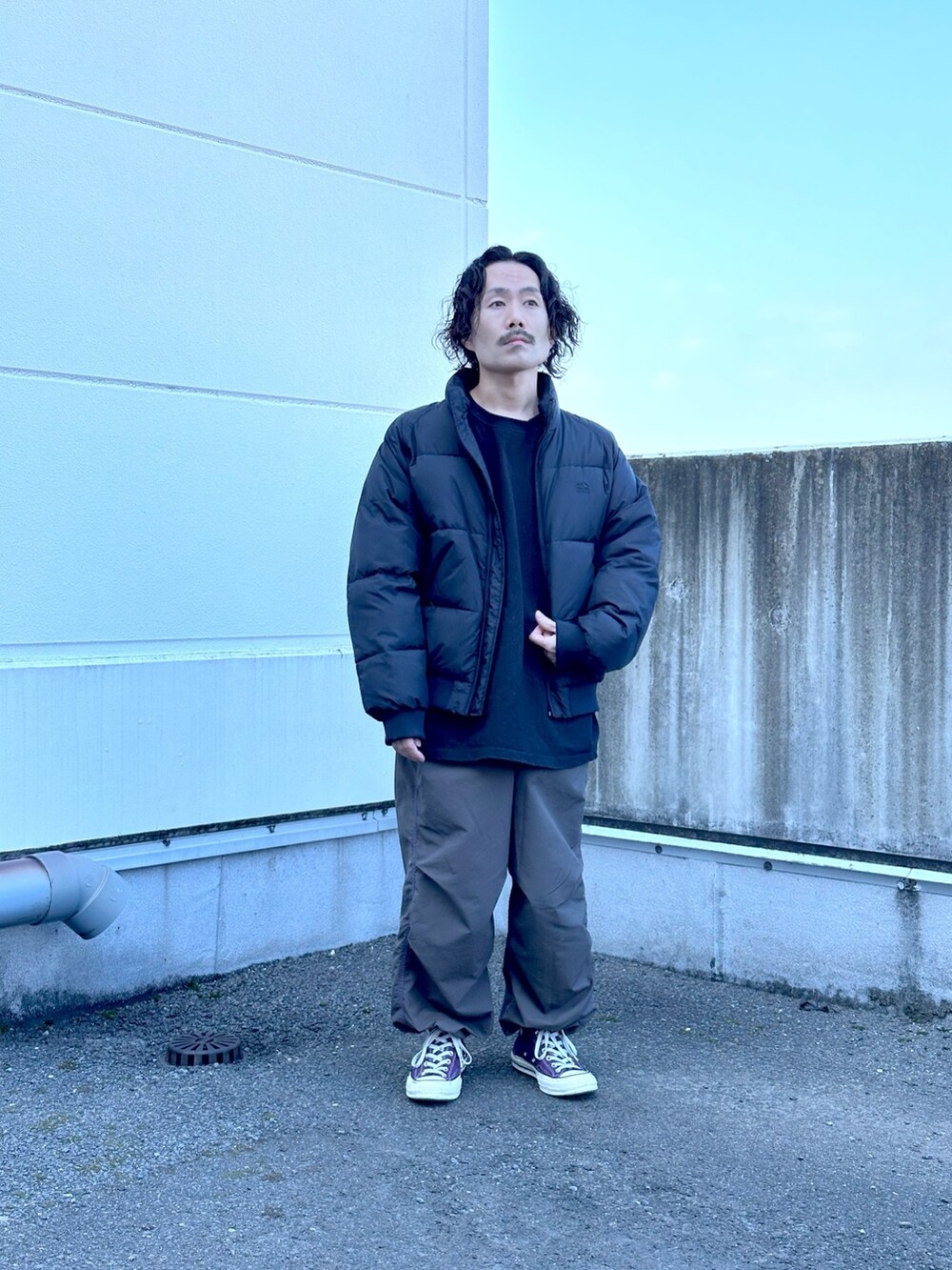 グレー系のその他アウター、ブラック系のカーゴパンツを着用したメンズの冬コーディネートの2枚目の写真