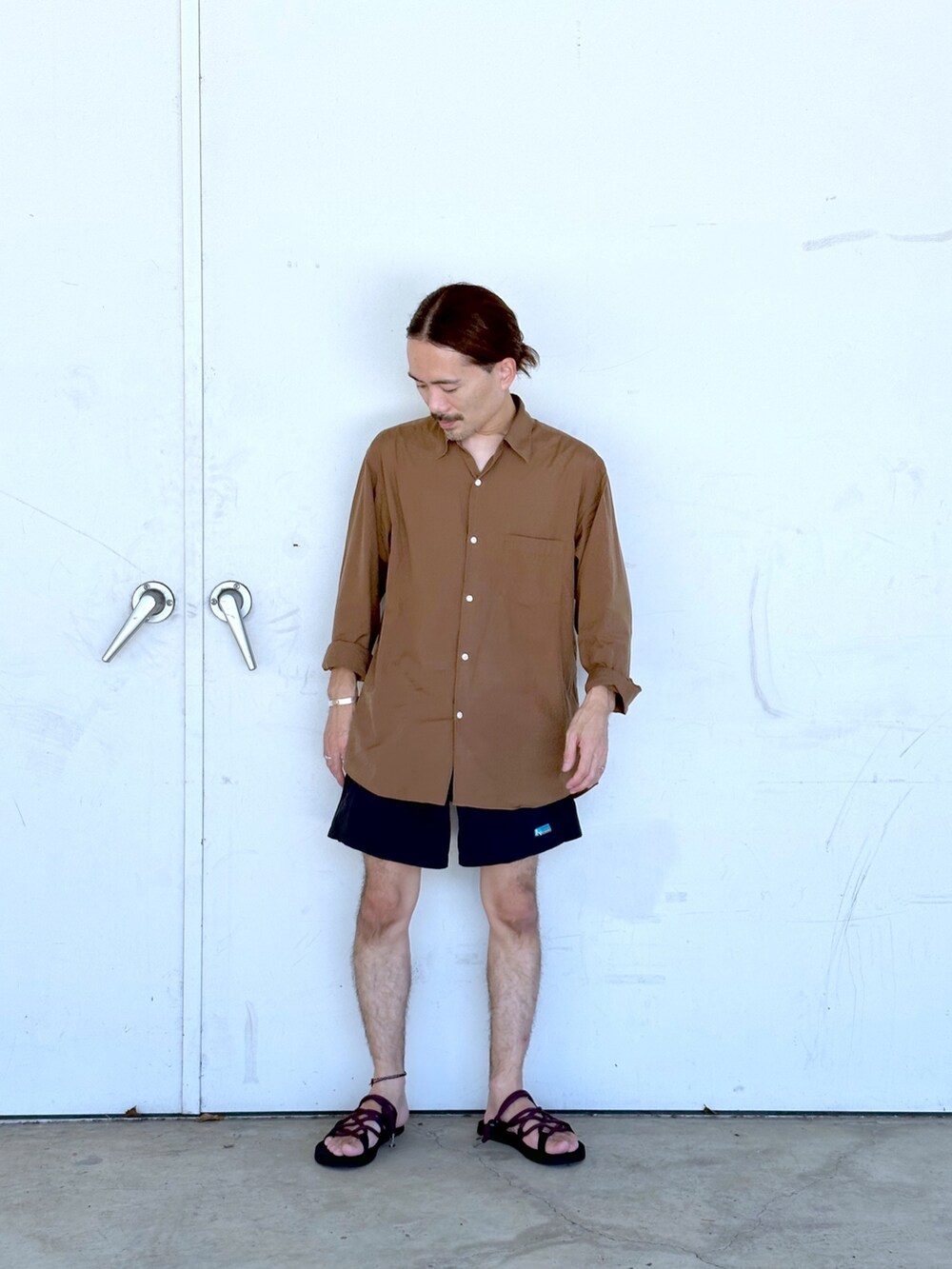 ブラック系のサンダル、ブラック系の水着を着用したメンズの秋コーディネートの2枚目の写真