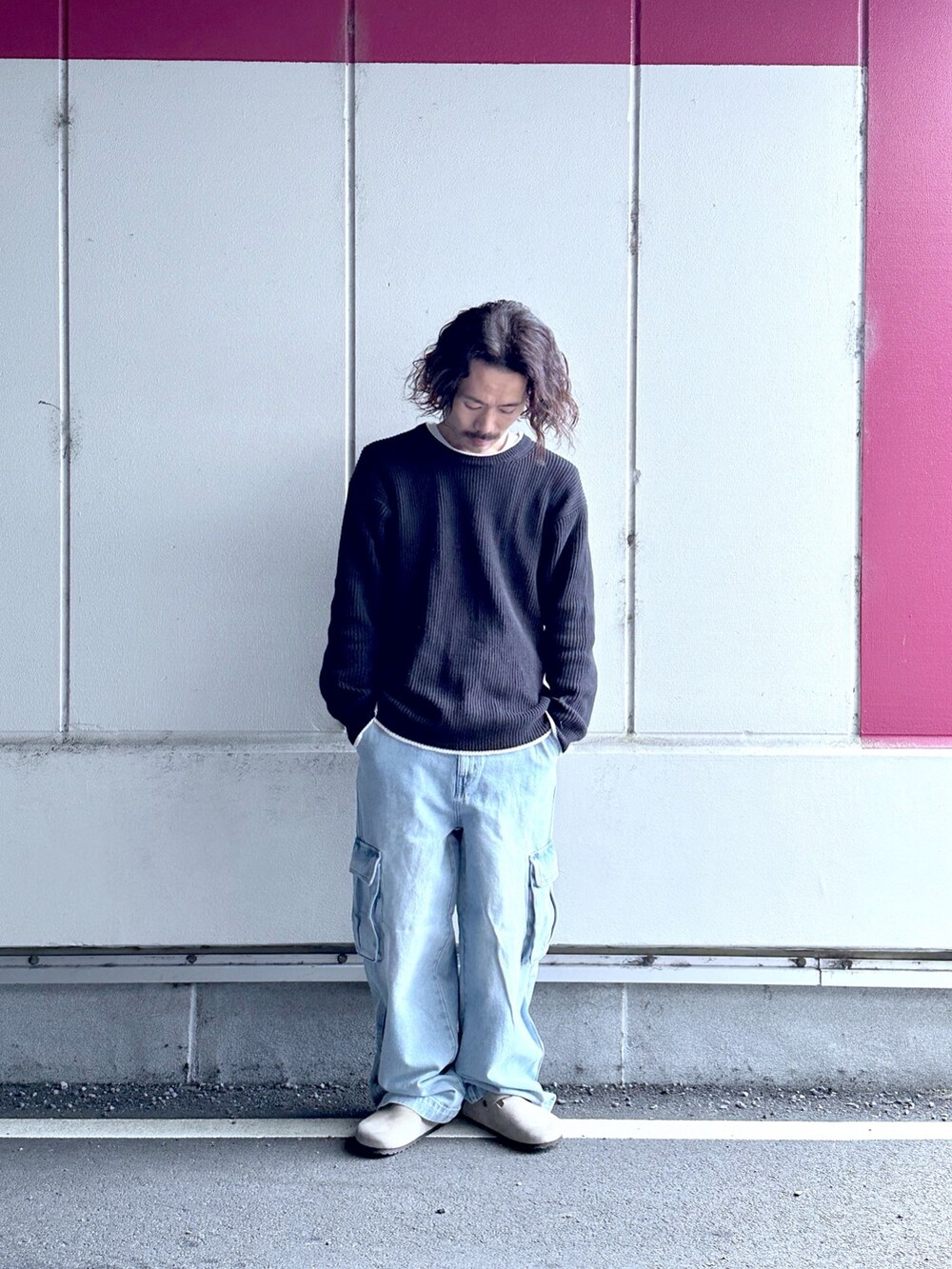 ホワイト系のニット/セーター、ブルー系のカーゴパンツを着用したメンズの冬コーディネートの2枚目の写真