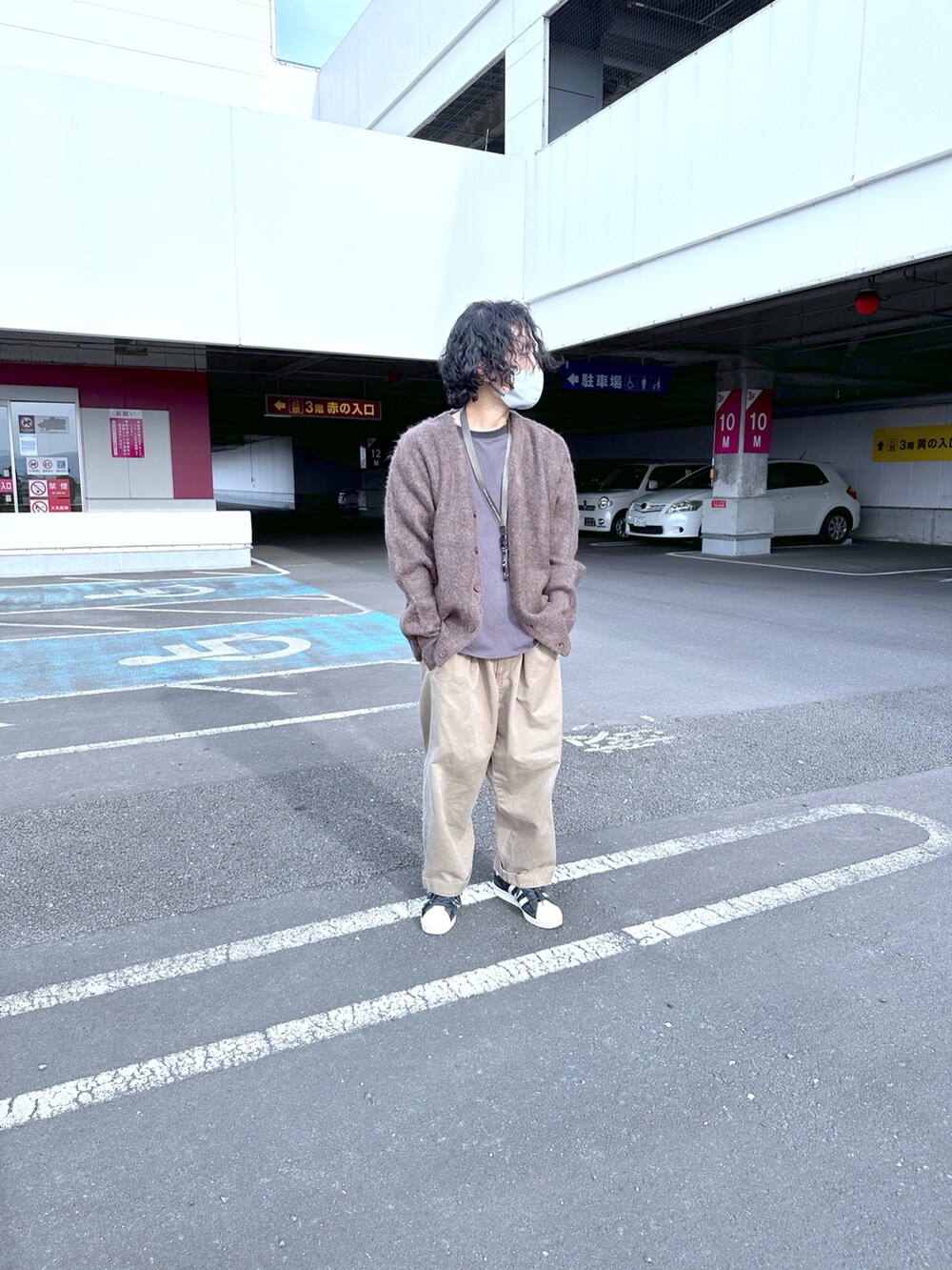 ブラウン系のカーディガン/ボレロを着用したメンズの秋コーディネートの2枚目の写真