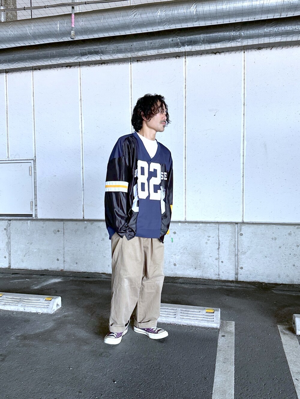 ブルー系のTシャツ/カットソーを着用したメンズの秋コーディネートの2枚目の写真