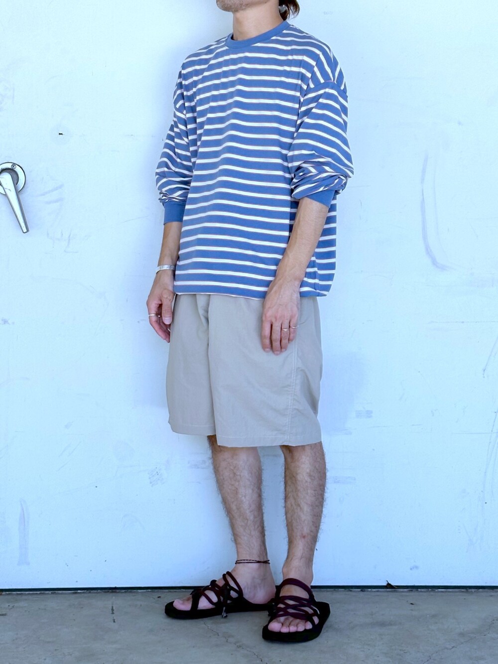 ブルー系のTシャツ/カットソー、ベージュ系の水着を着用したメンズの夏コーディネートの2枚目の写真