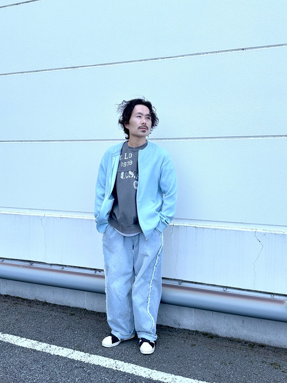 ブルー系のカーディガン/ボレロ、ブルー系のデニムパンツを着用したメンズの春コーディネートの2枚目の写真