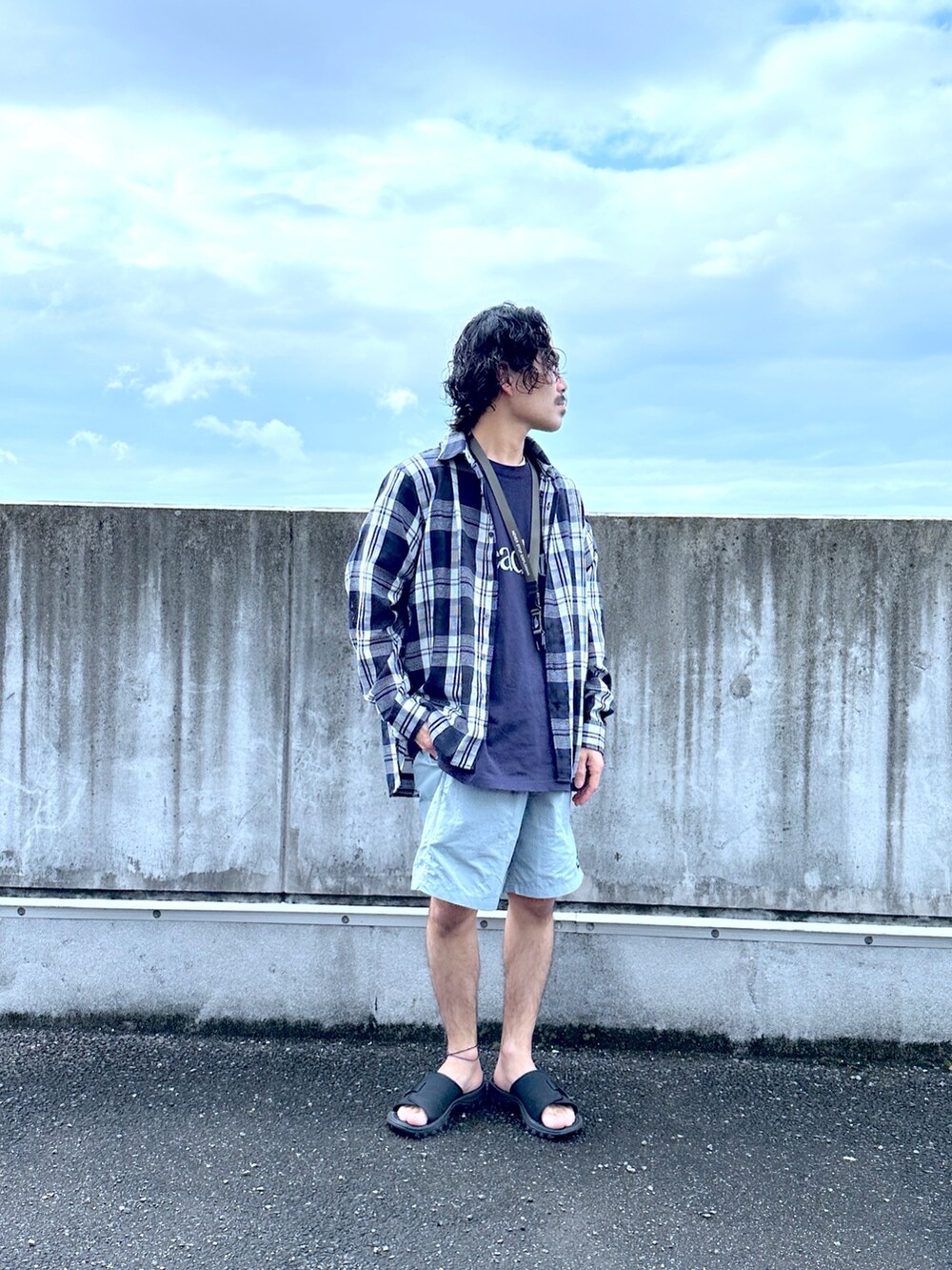 ブルー系のシャツ/ブラウス、ブルー系のTシャツ/カットソー、ブルー系のその他パンツを着用したメンズの春コーディネートの2枚目の写真