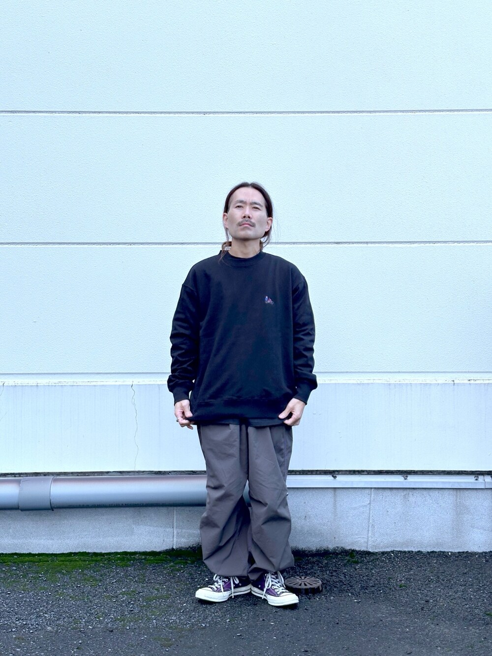 ブラック系のスウェット、ブラック系のカーゴパンツを着用したメンズの冬コーディネートの2枚目の写真