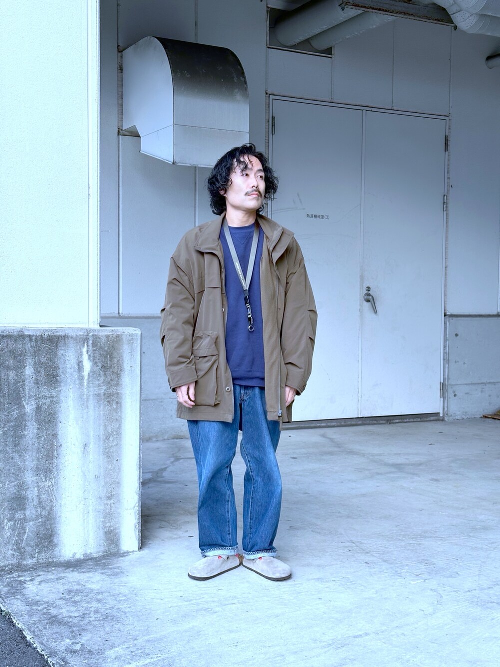 グリーン系のその他アウターを着用したメンズの冬コーディネートの2枚目の写真