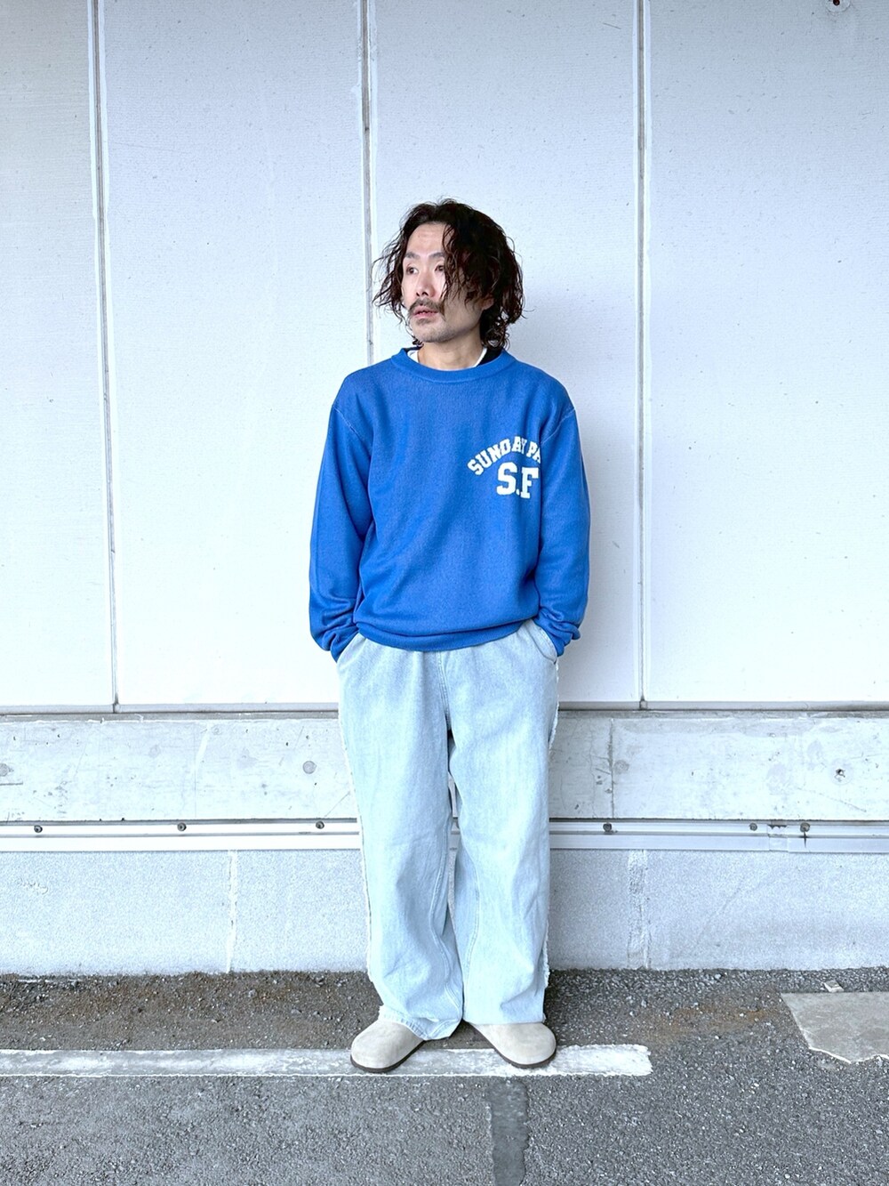 ブルー系のニット/セーター、ブルー系のデニムパンツを着用したメンズの冬コーディネートの3枚目の写真