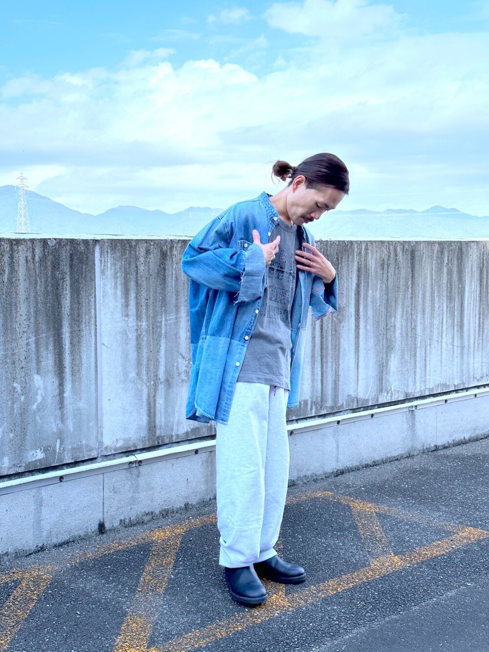 ブルー系のシャツ/ブラウス、グレー系のスウェットパンツ、ブラック系のブーツを着用したメンズの秋コーディネートの2枚目の写真