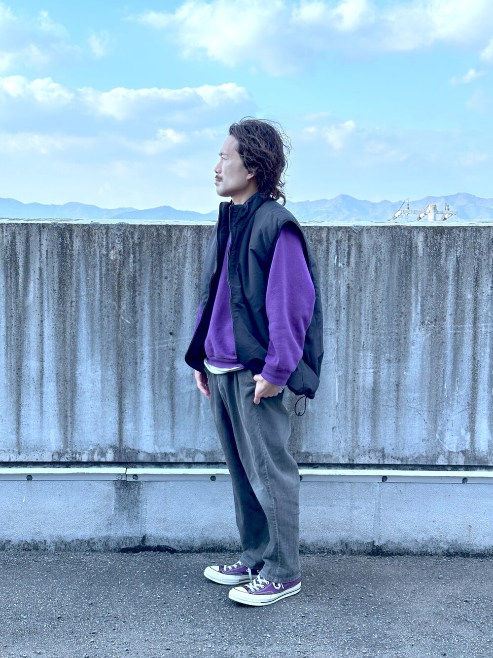 ブラック系のベストを着用したメンズの冬コーディネートの2枚目の写真