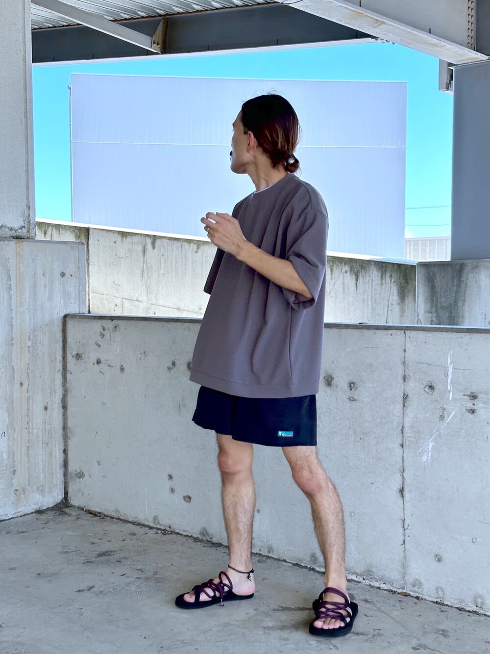 グレー系のTシャツ/カットソー、ブラック系のその他パンツを着用したメンズの夏コーディネートの2枚目の写真