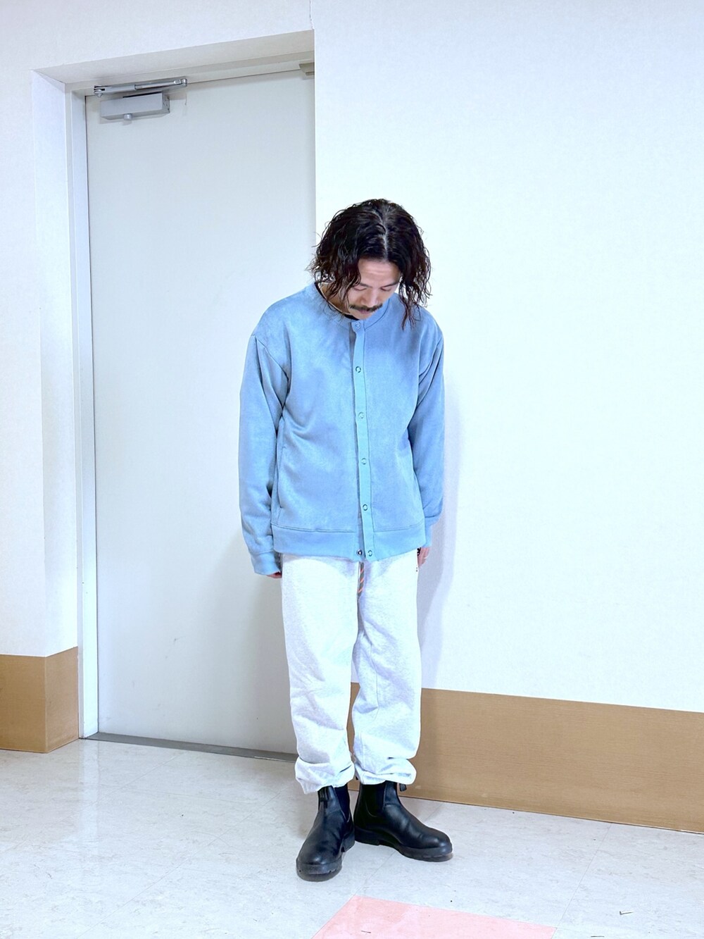 ブルー系のカーディガン/ボレロ、グレー系のスウェットパンツ、ブラック系のブーツを着用したメンズの冬コーディネートの2枚目の写真