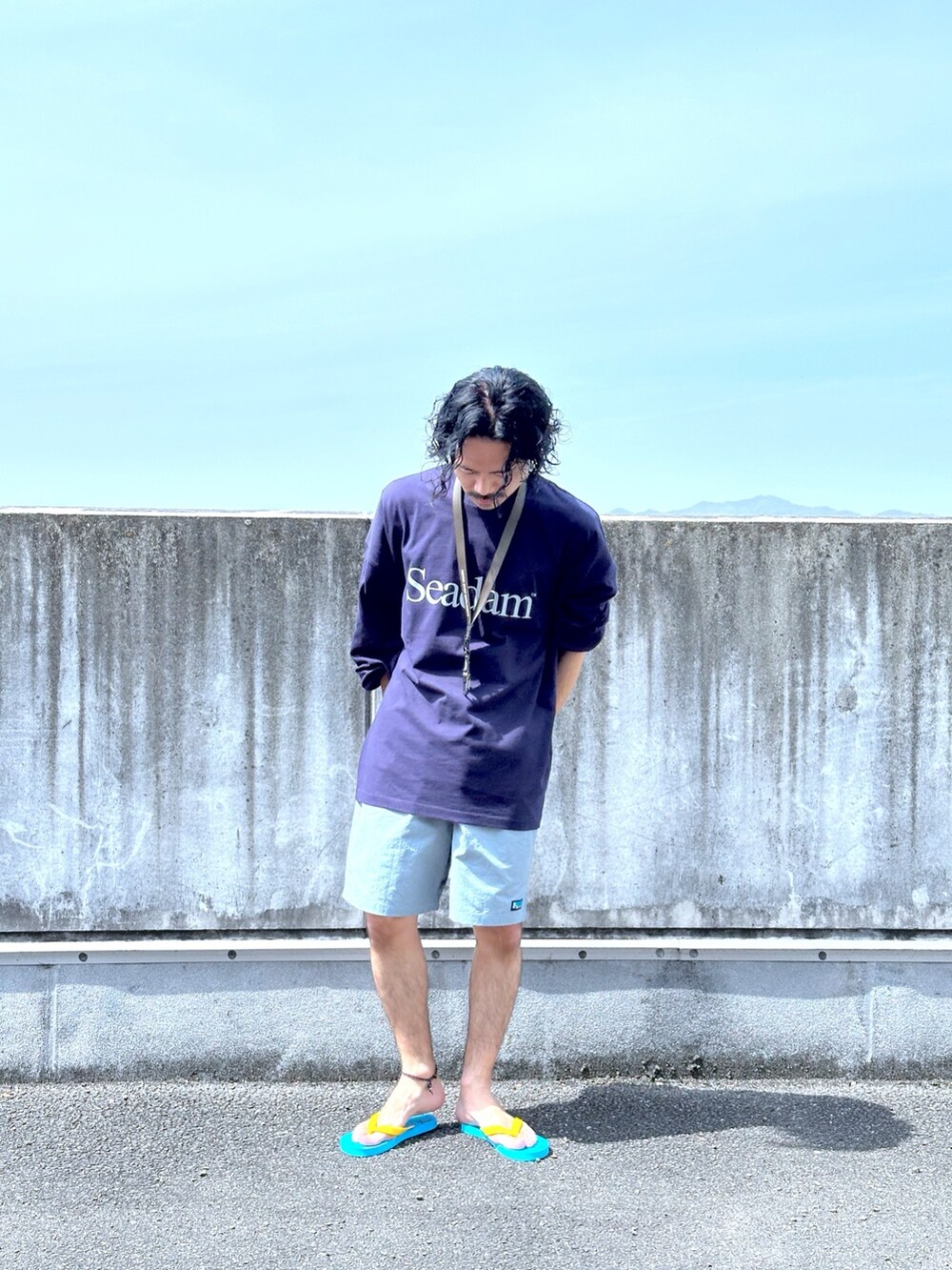 ブルー系のTシャツ/カットソー、ブラック系のその他パンツを着用したメンズの春コーディネートの2枚目の写真