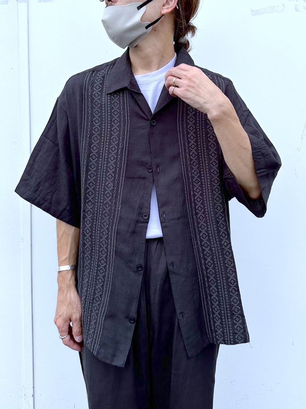 グレー系のシャツ/ブラウス、グレー系のその他パンツ、ブラック系のサンダルを着用したメンズの夏コーディネートの2枚目の写真