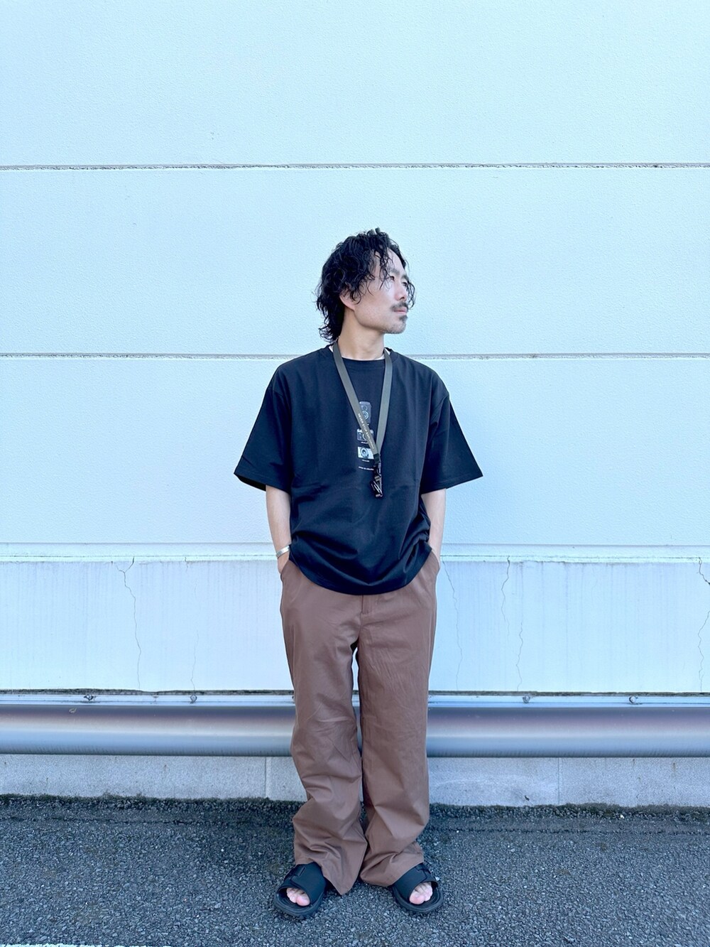 ブラック系のTシャツ/カットソー、ブラウン系のその他パンツを着用したメンズの夏コーディネートの2枚目の写真