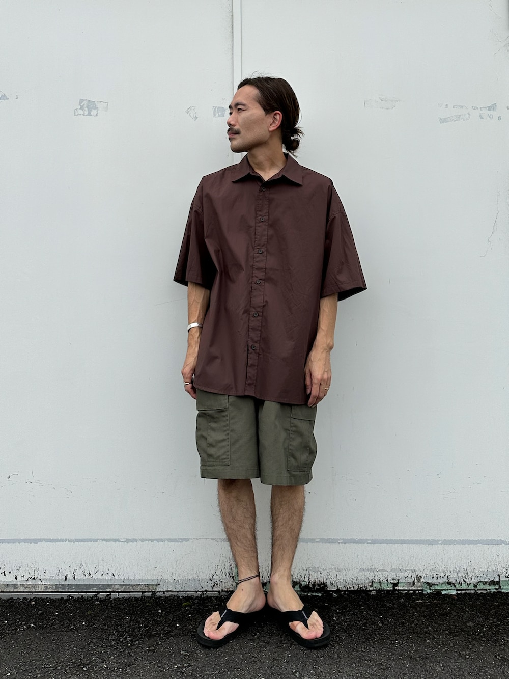 ブラック系のサンダル、グリーン系のカーゴパンツ、ブラウン系のシャツ/ブラウスを着用したメンズの夏コーディネートの2枚目の写真